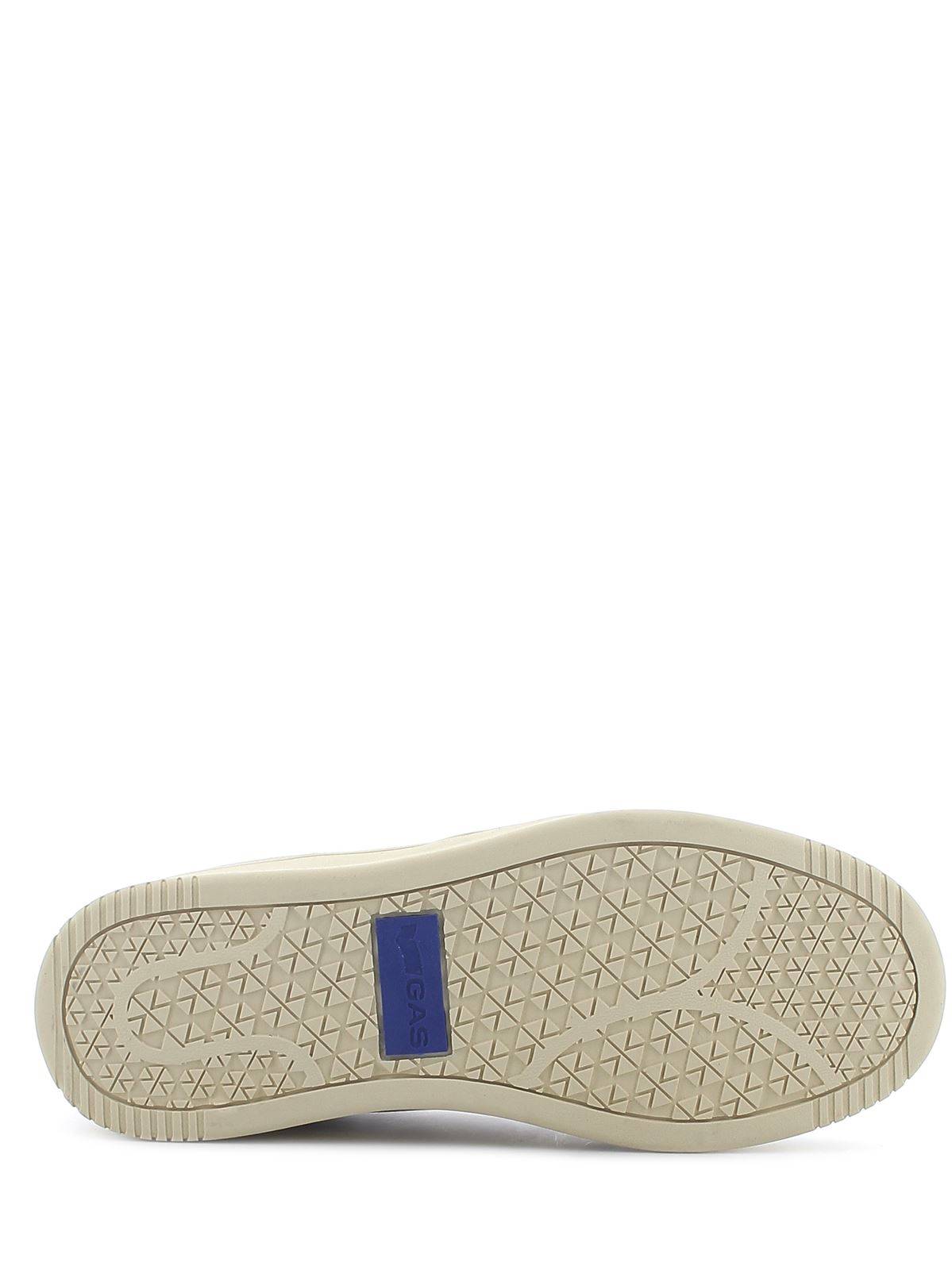 Gas clearance canvas shoes