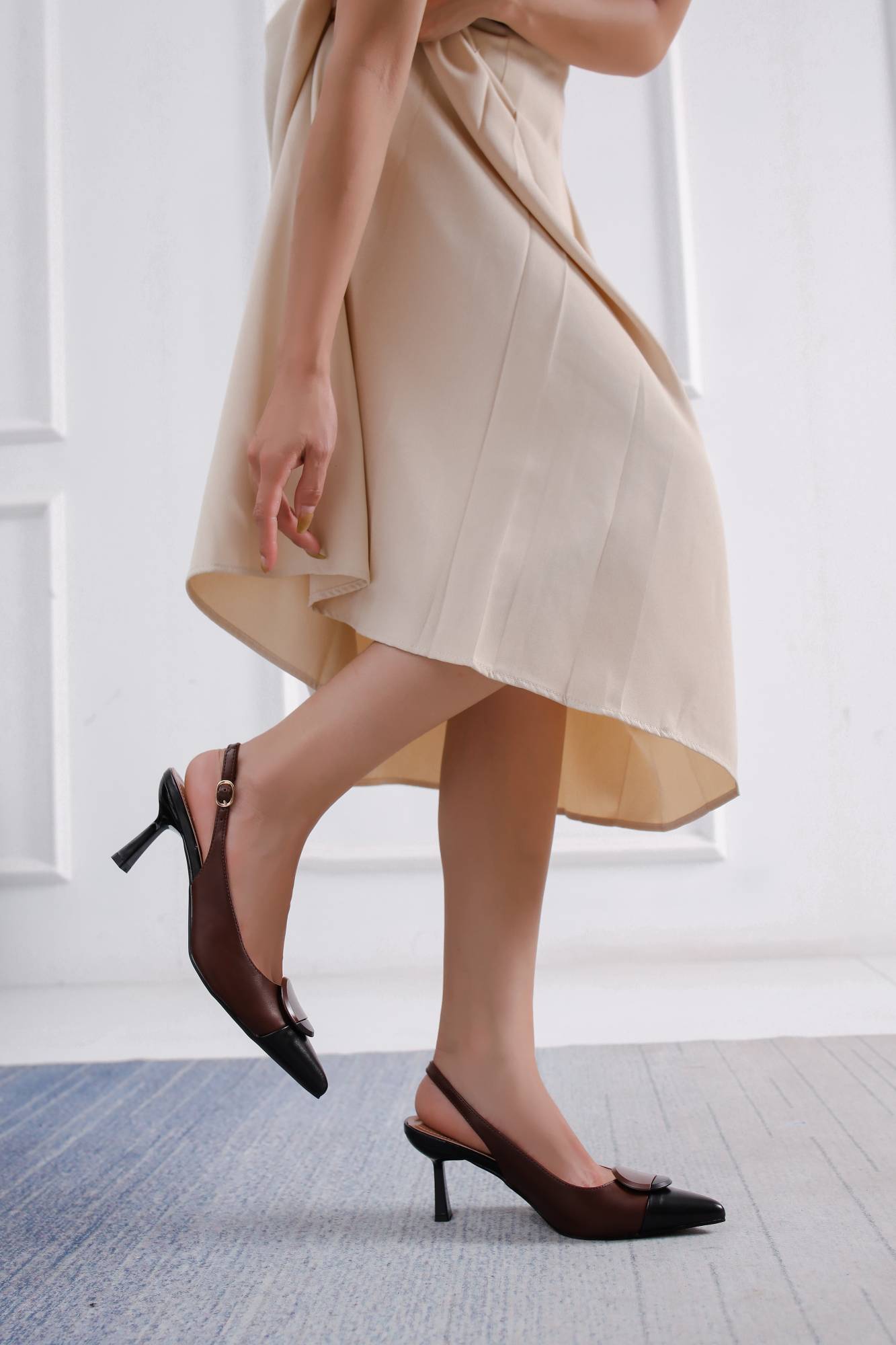 Pointed Heel Pumps - Brown