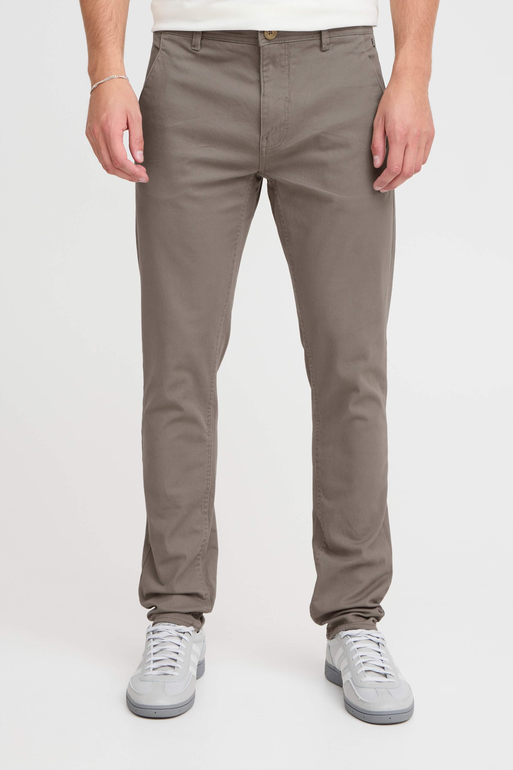20703472-GREY