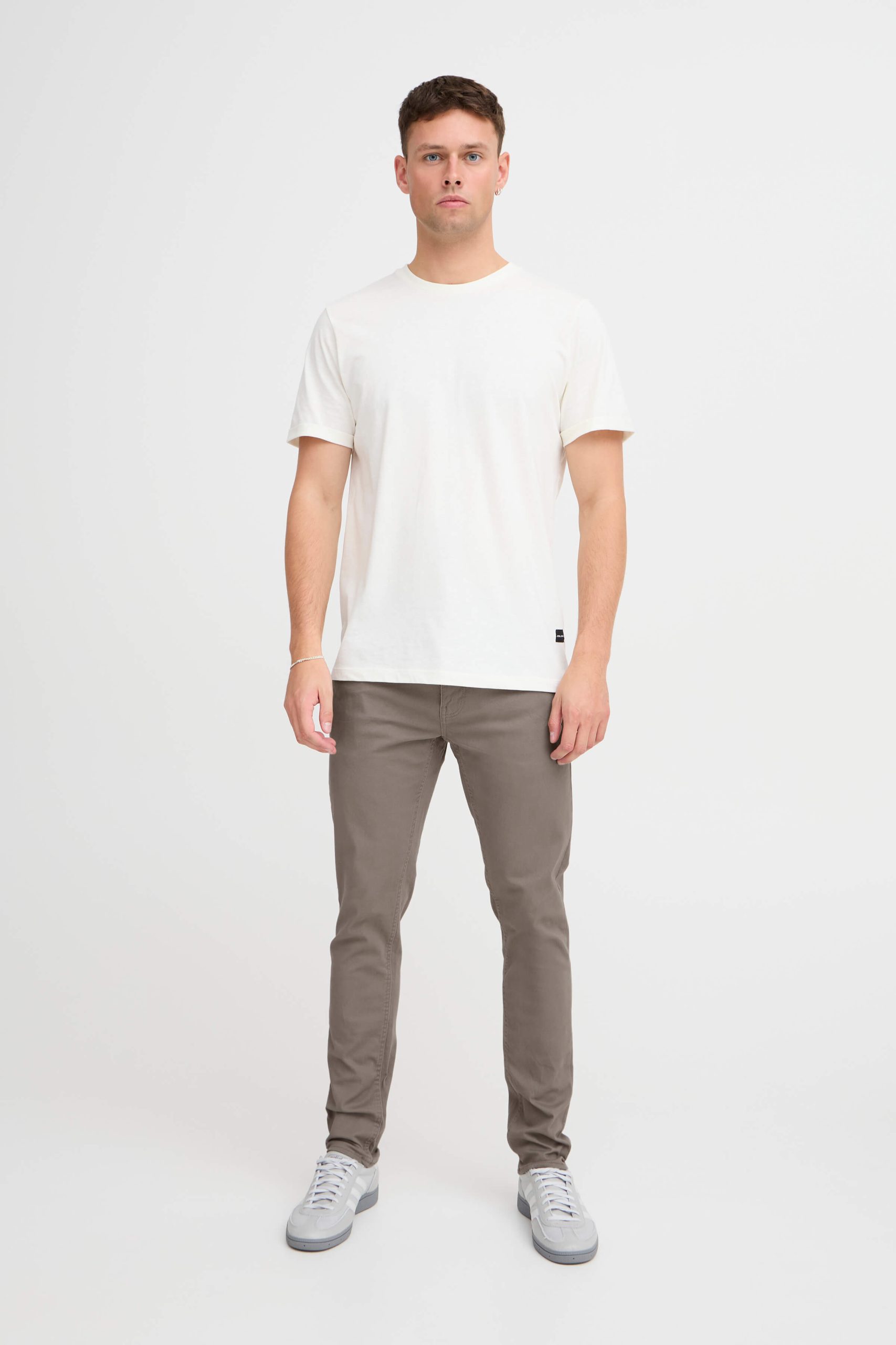 20703472-GREY_2
