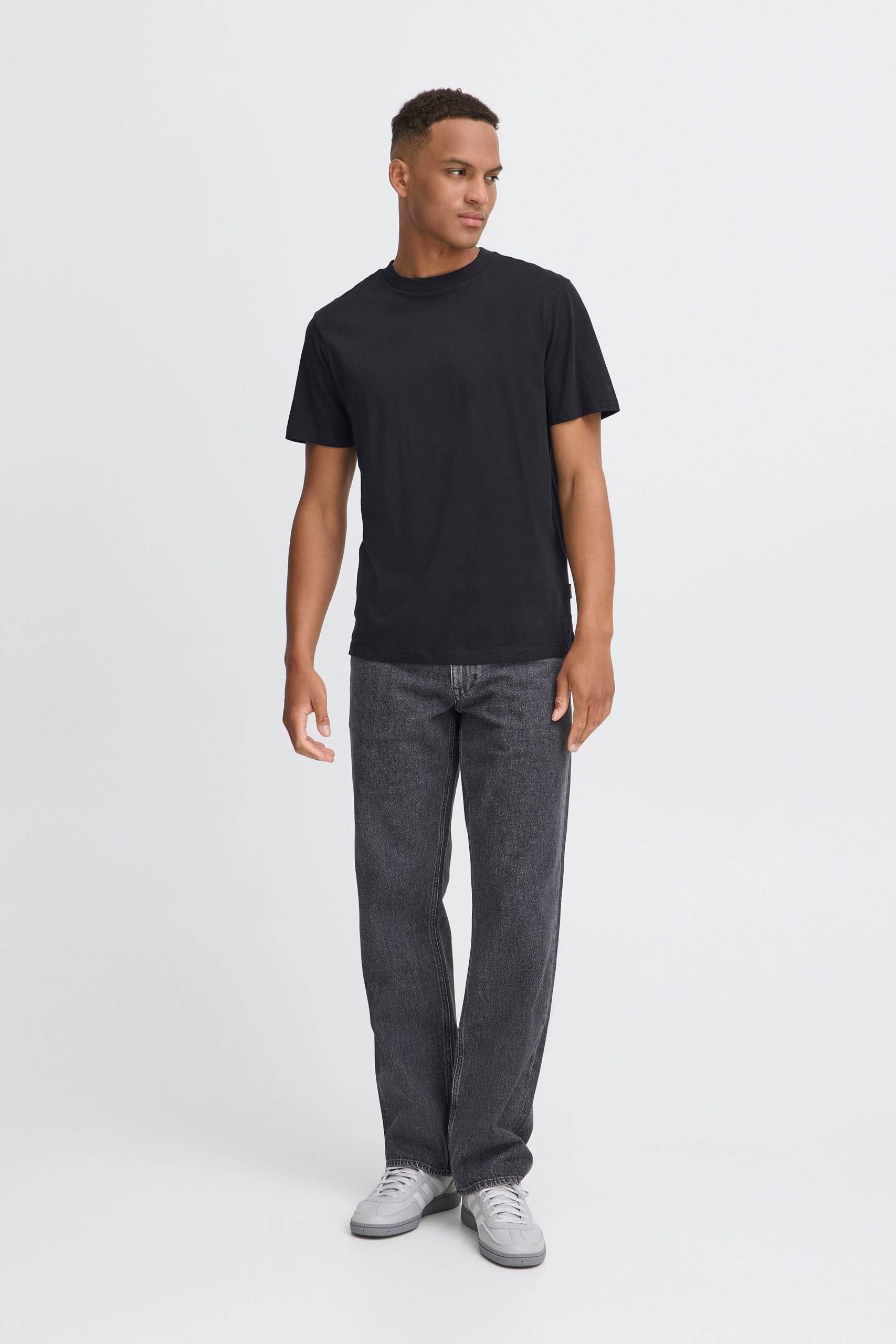20718460-BLACK_2