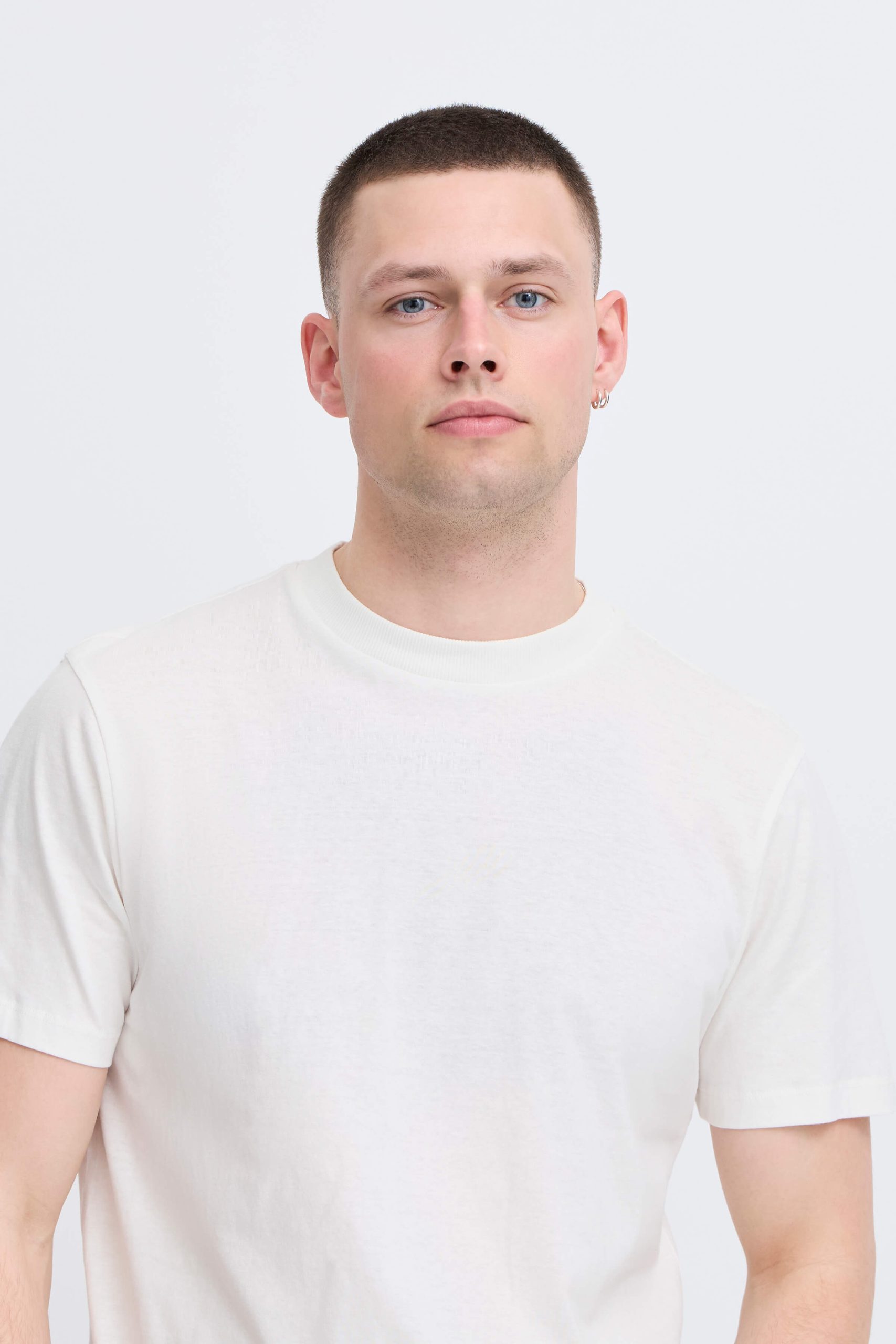 20718460-WHITE_3