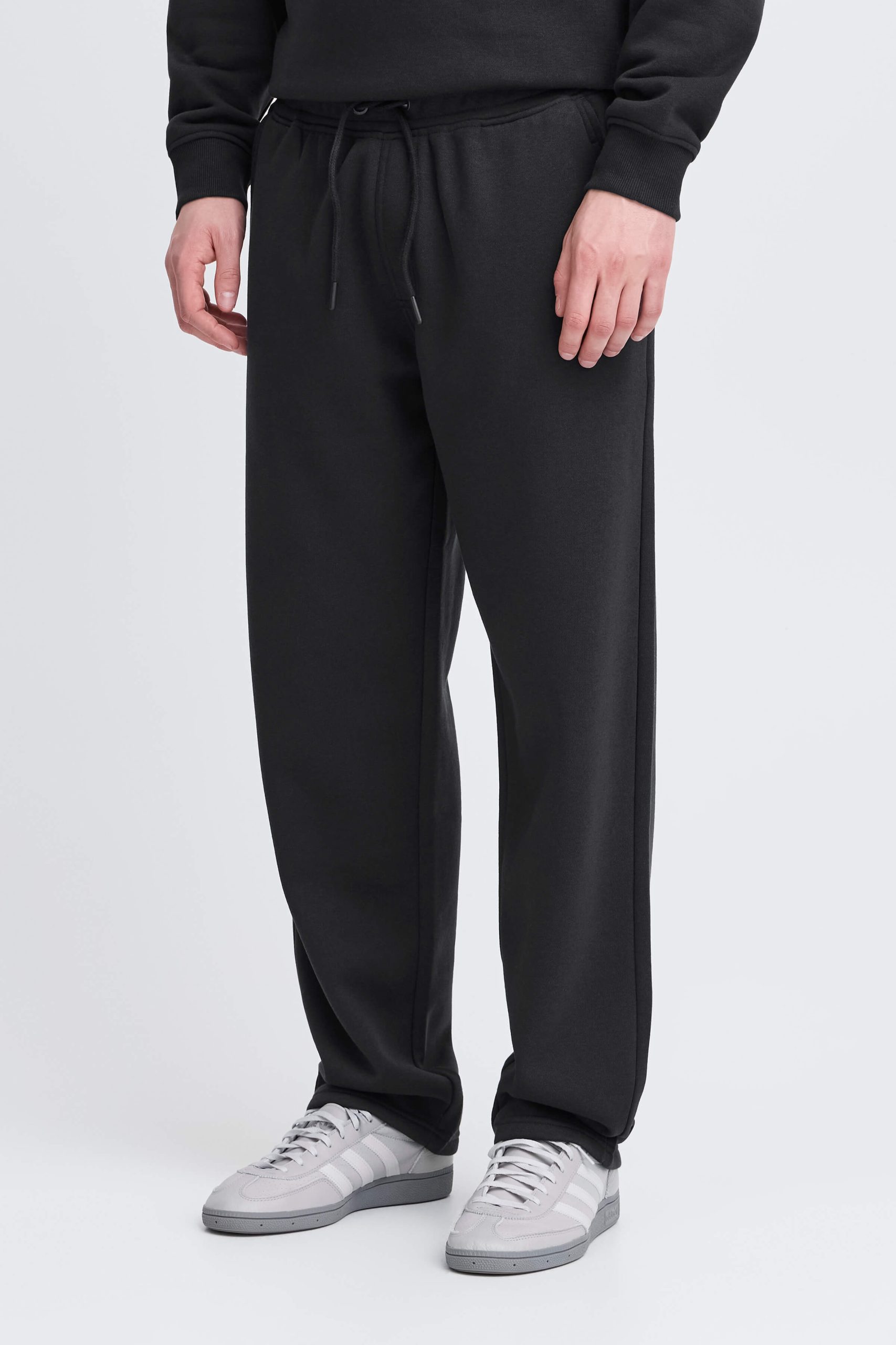20718480-BLACK