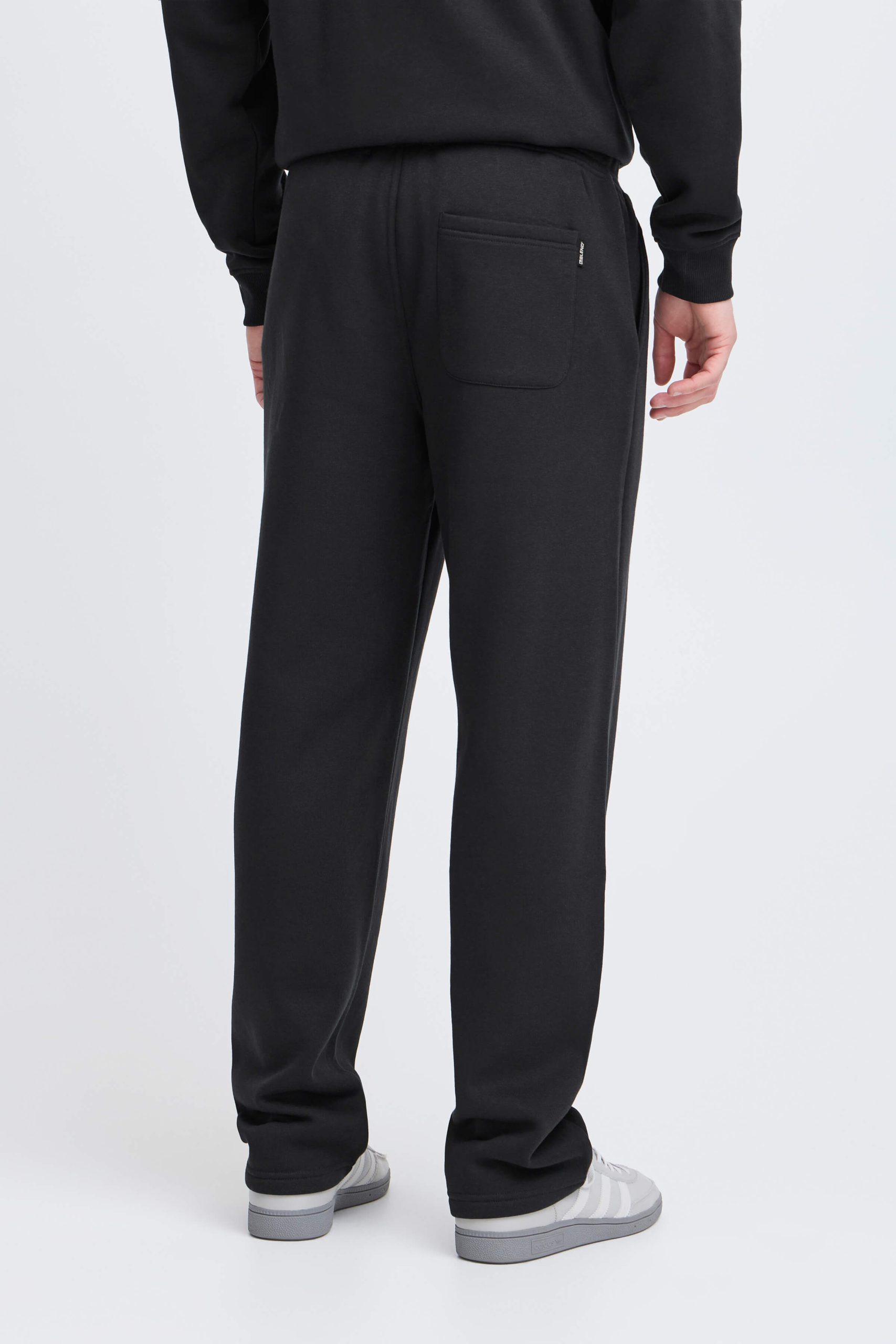 20718480-BLACK_1