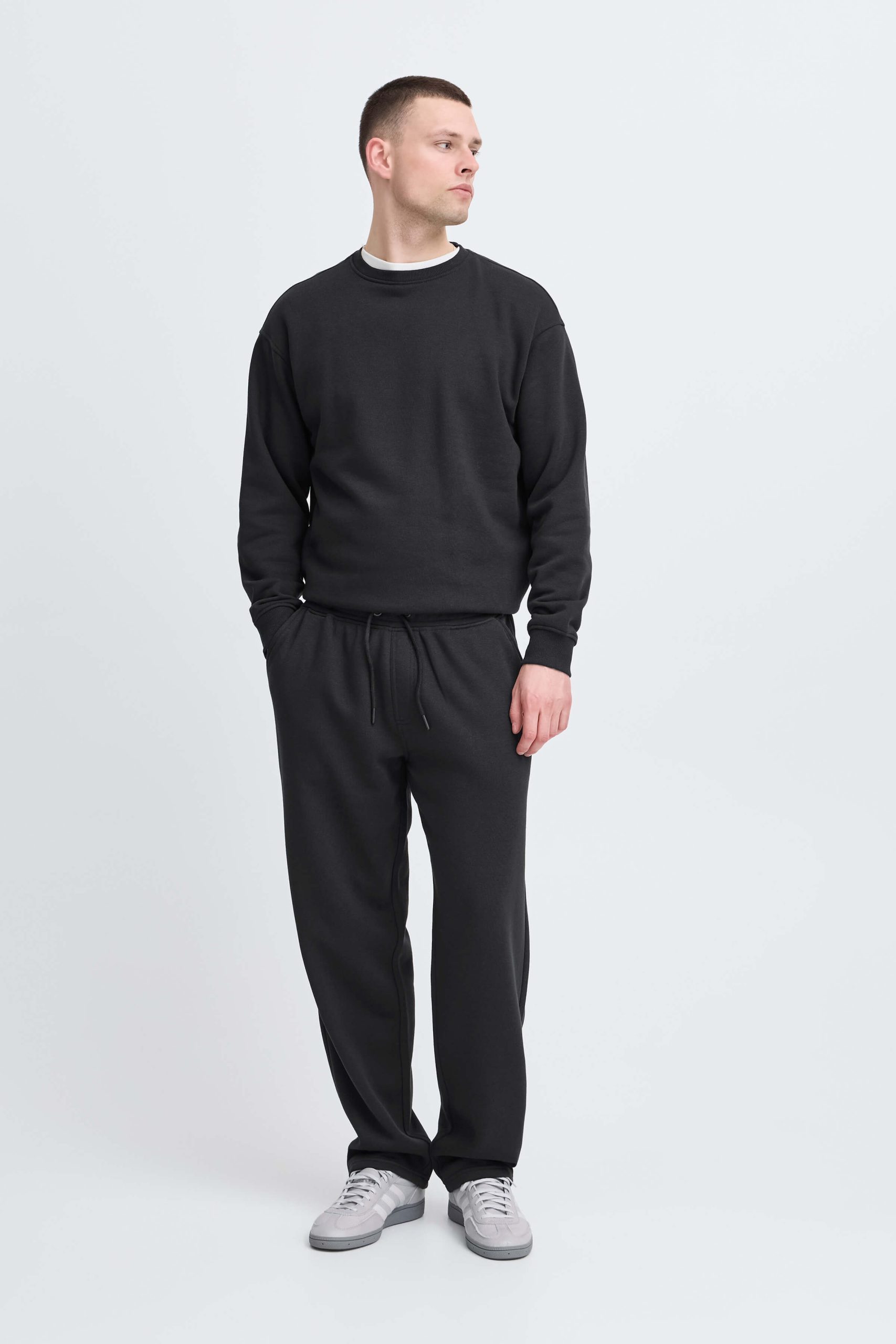 20718480-BLACK_2