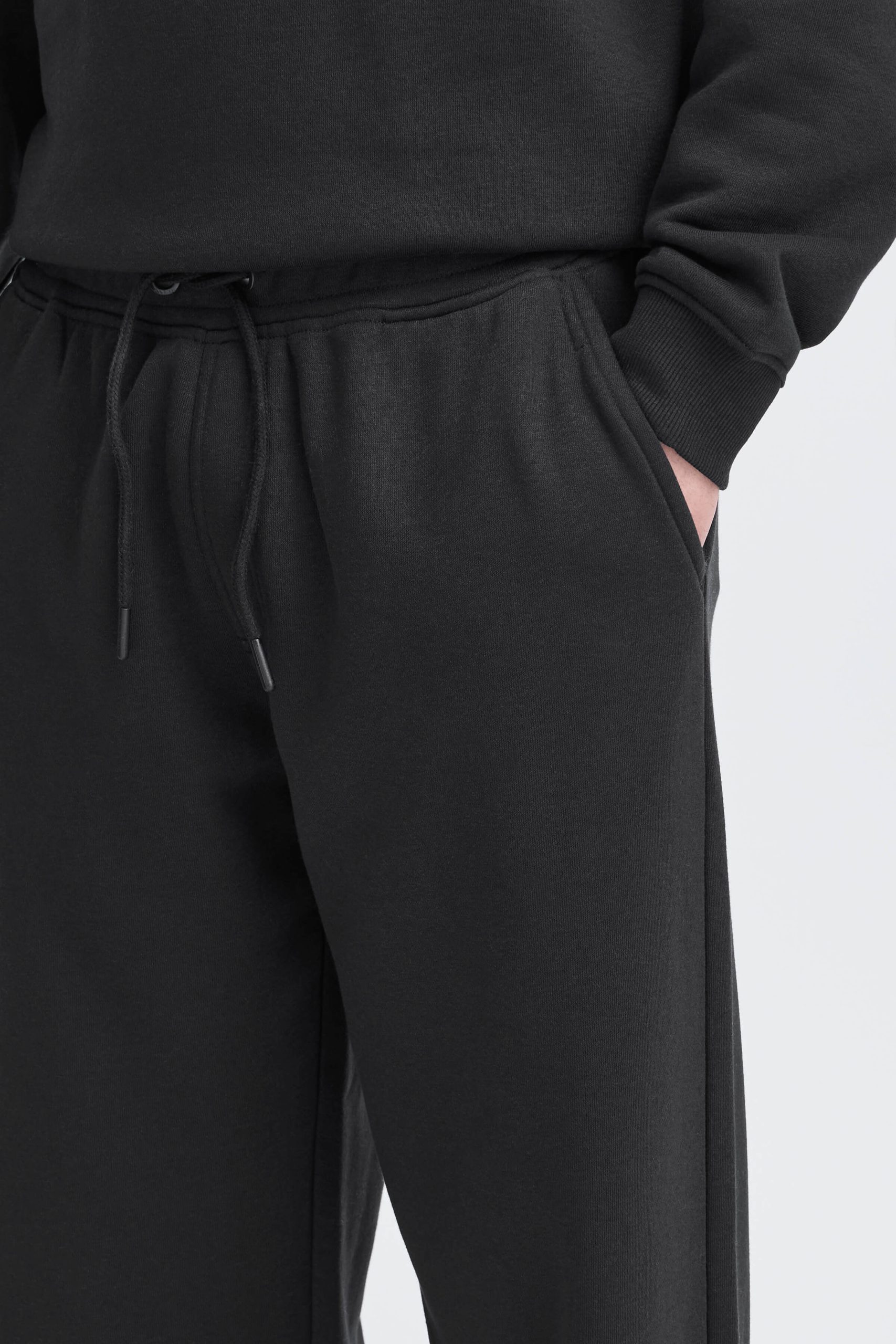 20718480-BLACK_3