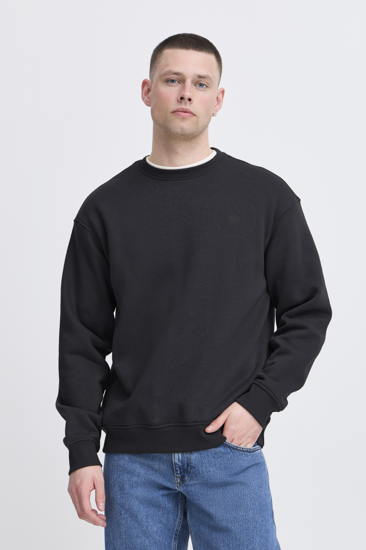 20718487-BLACK