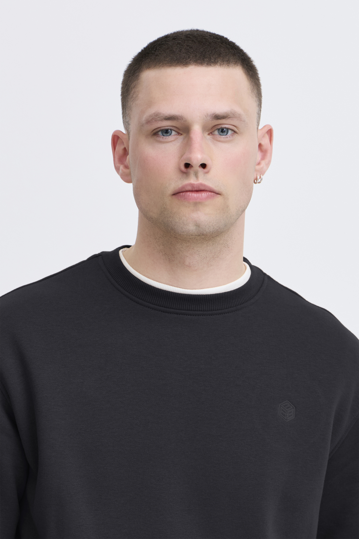 20718487-BLACK_3