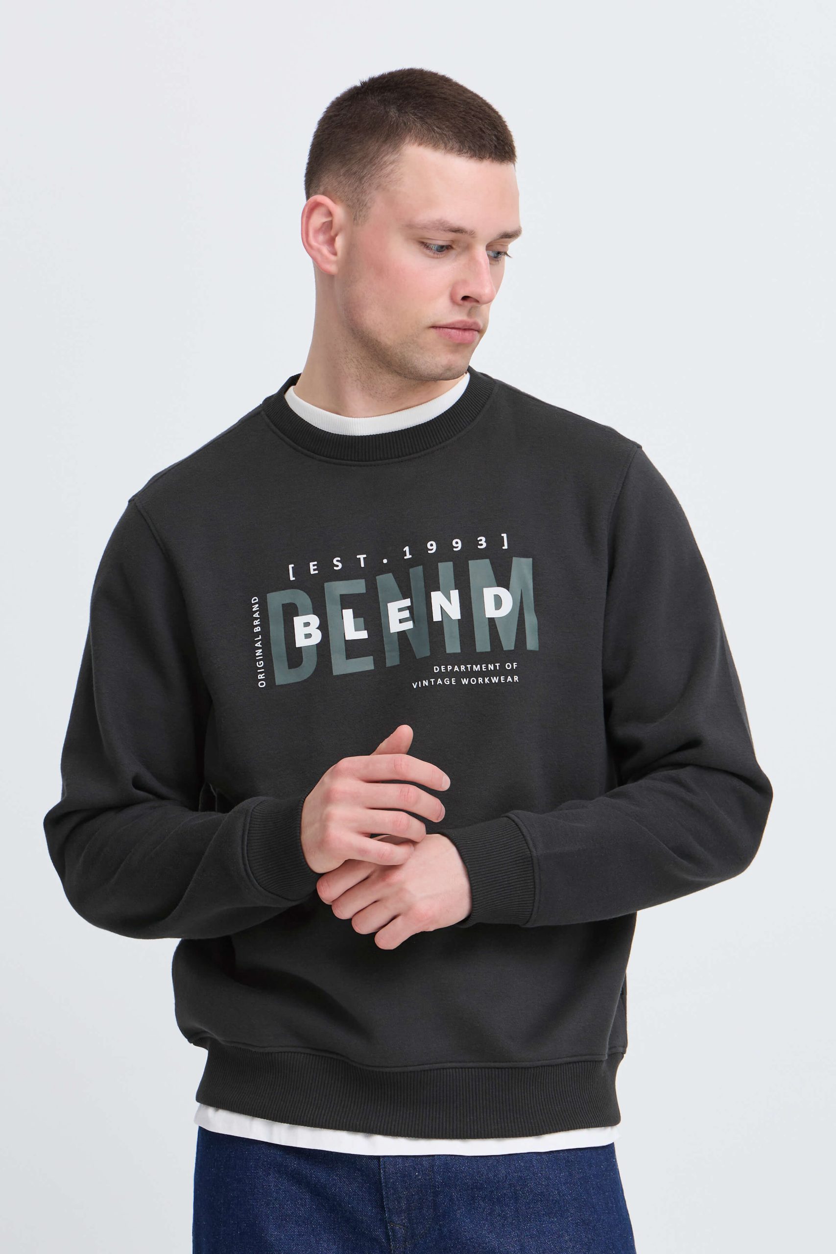 20718720-BLACK