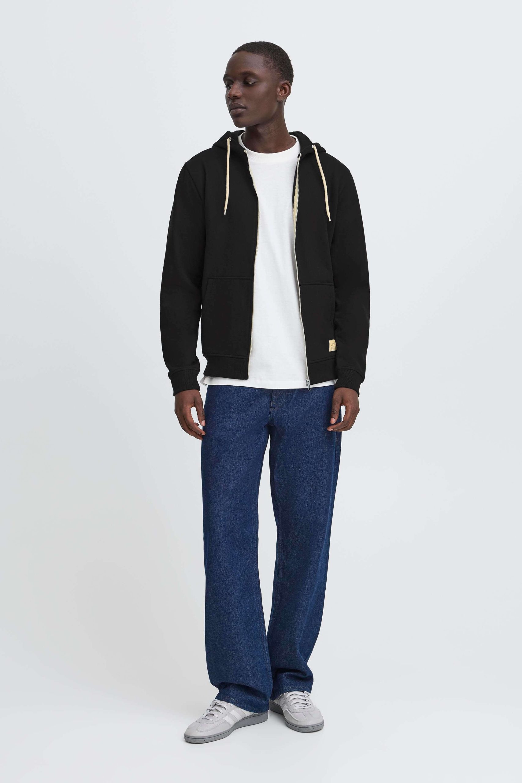 701628-BLACK_2