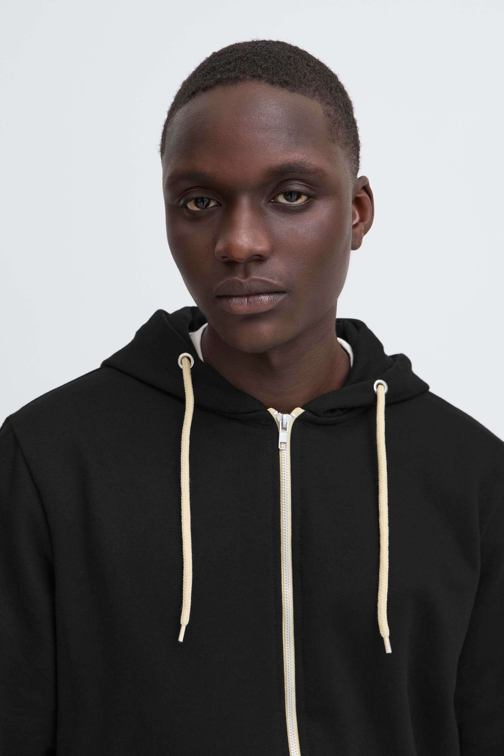 701628-BLACK_3
